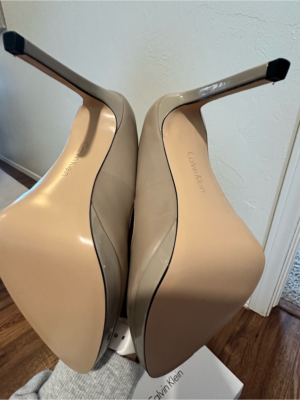 Calvin Klein nude heals - Picture 3 of 4